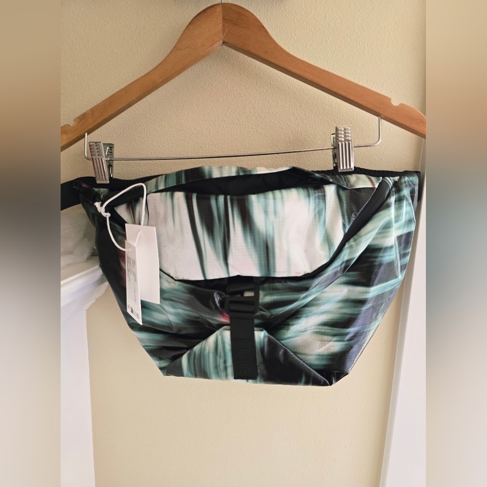NWT! RAINS, UNISEX , Sibu Bum Bag Large, Blur, MSRP $135 - Picture 7 of 16